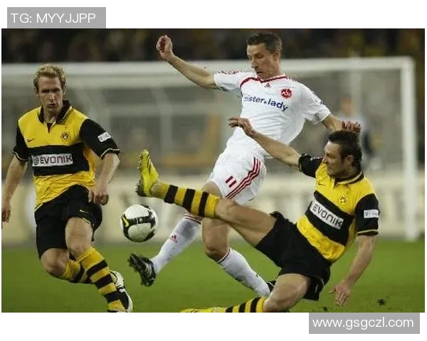 深入分析成都足球队包夹战术的优势与实施细节 深入分析成都足球队包夹战术的优势与实施细节