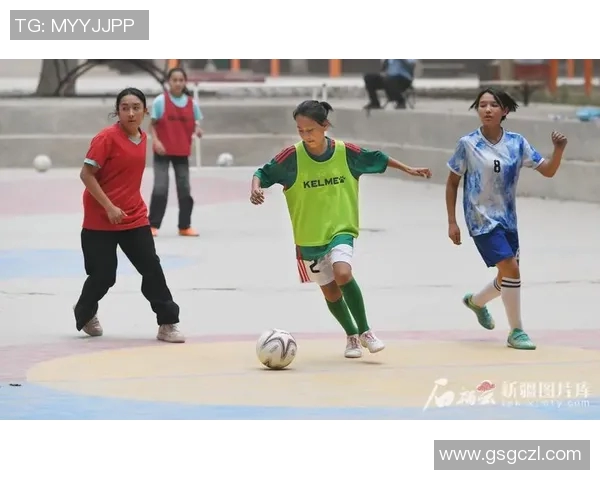 笔记本足球明星的成长之路与梦想追逐的精彩瞬间 笔记本足球明星的成长之路与梦想追逐的精彩瞬间